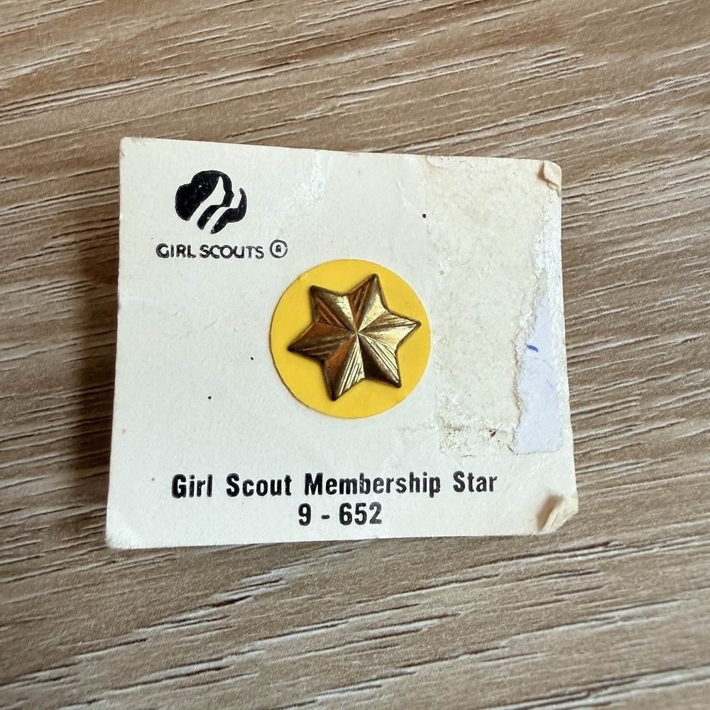 Vtg Girl Scouts Gold Membership Star‎ 9-652 on Card Gold Tone Sash Tack Pin NOS